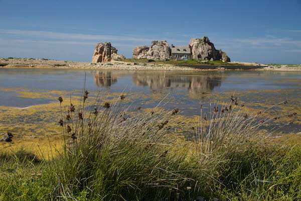 Petit maison entre les rochers