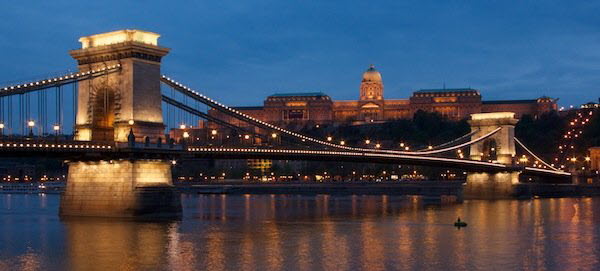Kettenbrcke mit Burgschloss